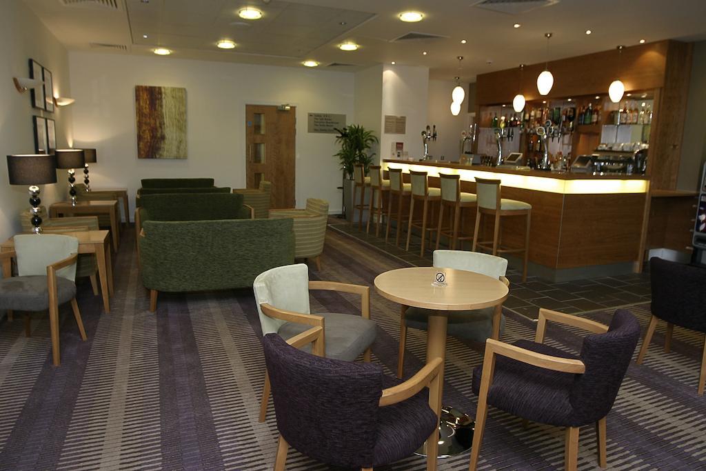 Ramada Plaza Wrexham Hotel Étterem fotó