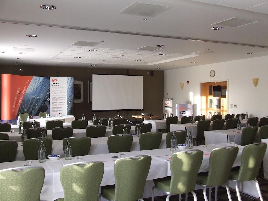 Ramada Plaza Wrexham Hotel Kültér fotó